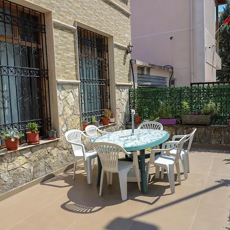 Univers Hostal Berat